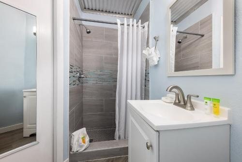 La Jolla Resort — Bathroom