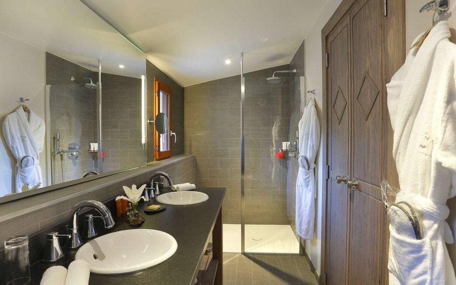 La Mainaz Hotel Restaurant — Bathroom