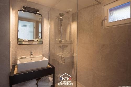 La Maison des Pecheurs — Bathroom