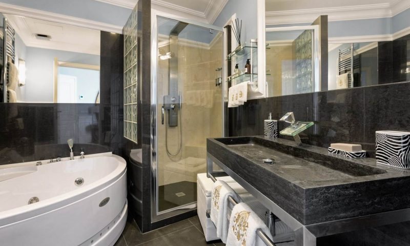 La Maison du Sage — Bathroom