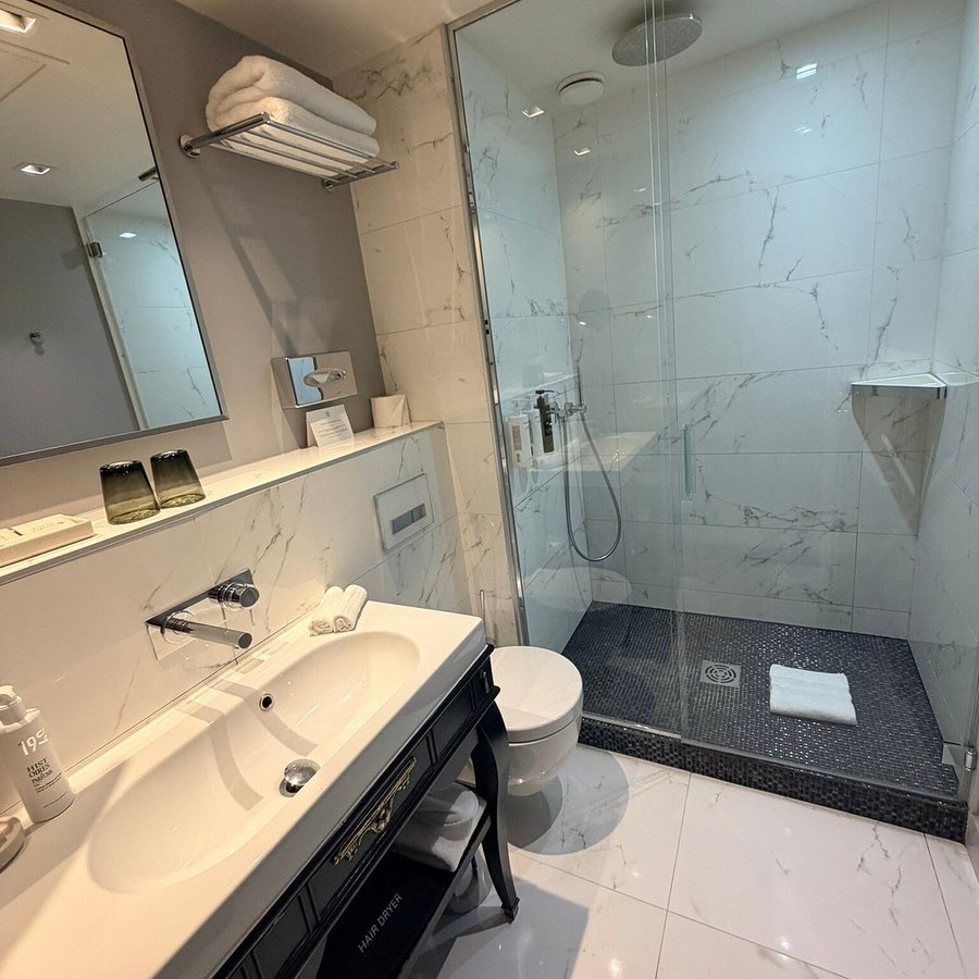 La Maison Favart — Bathroom