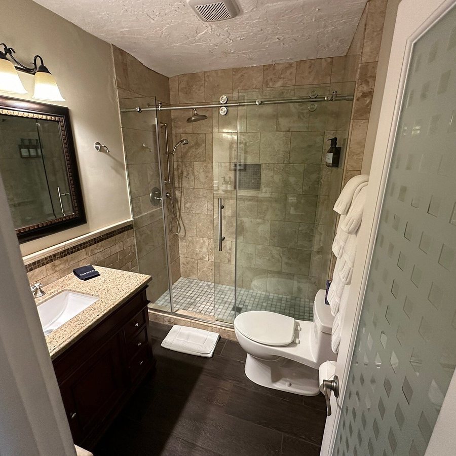 La Maison Hotel — Bathroom