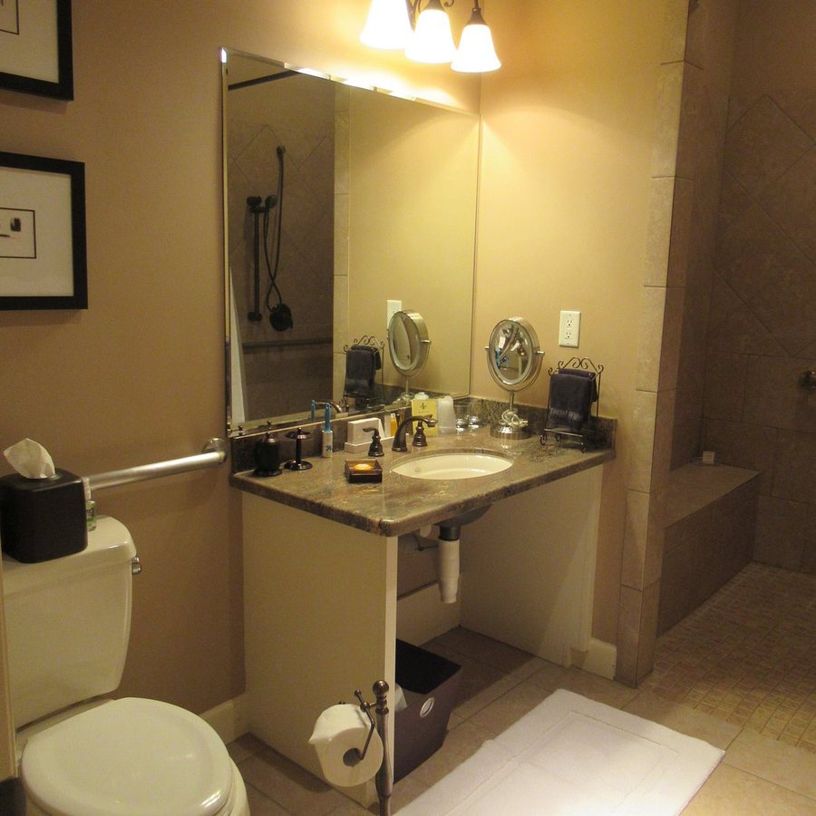 La Maison in Midtown — Bathroom