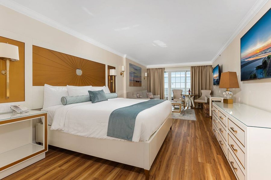 La Mer Beachfront Resort — Guest room