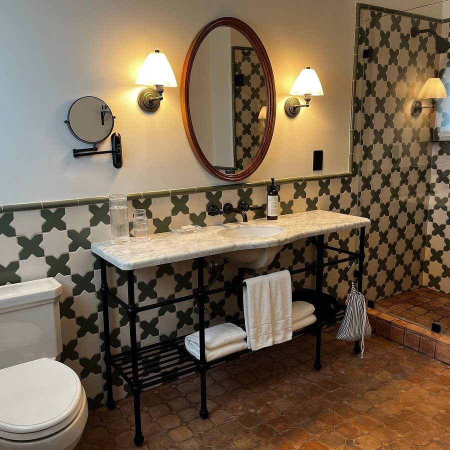 La Playa Hotel — Bathroom