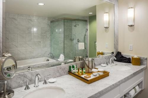 La Playa Inn — Bathroom