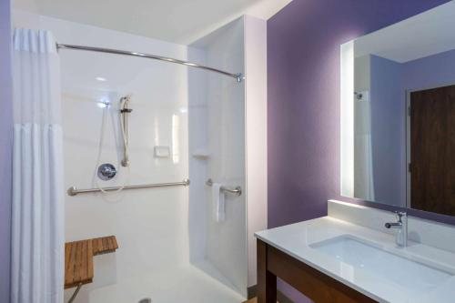 La Quinta by Wyndham Altoona Des Moines — Bathroom