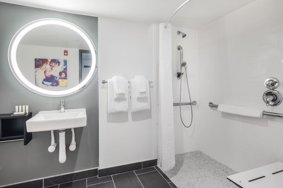 La Quinta by Wyndham Chicago O Hare Airport — Bathroom
