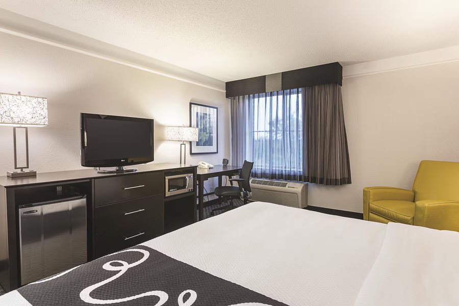 La Quinta by Wyndham Denver Englewood Tech Center — Guest room