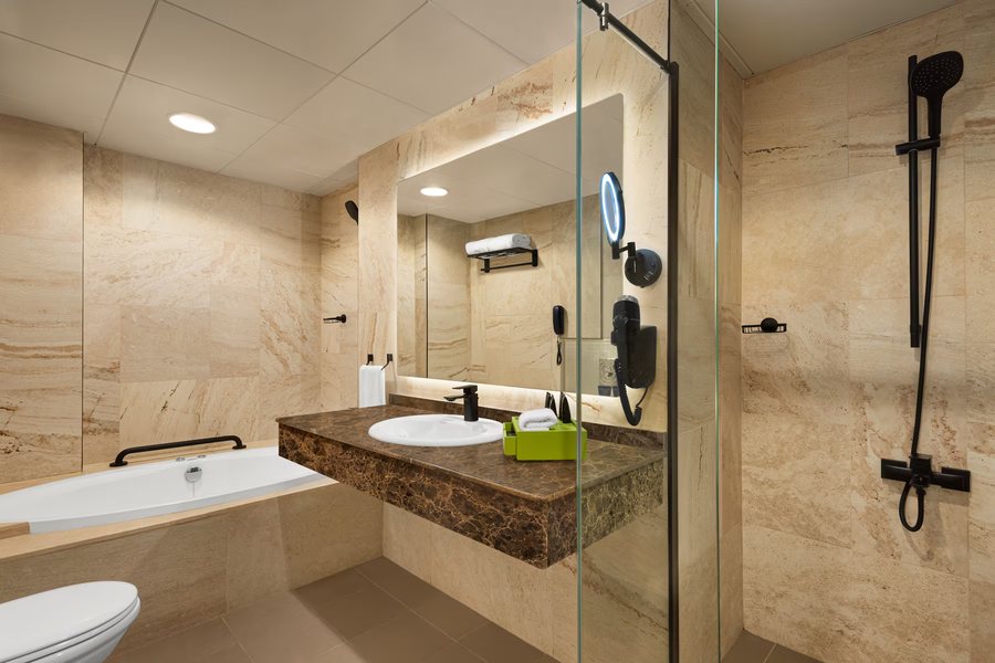 La Quinta By Wyndham Dubai Jumeirah — Bathroom