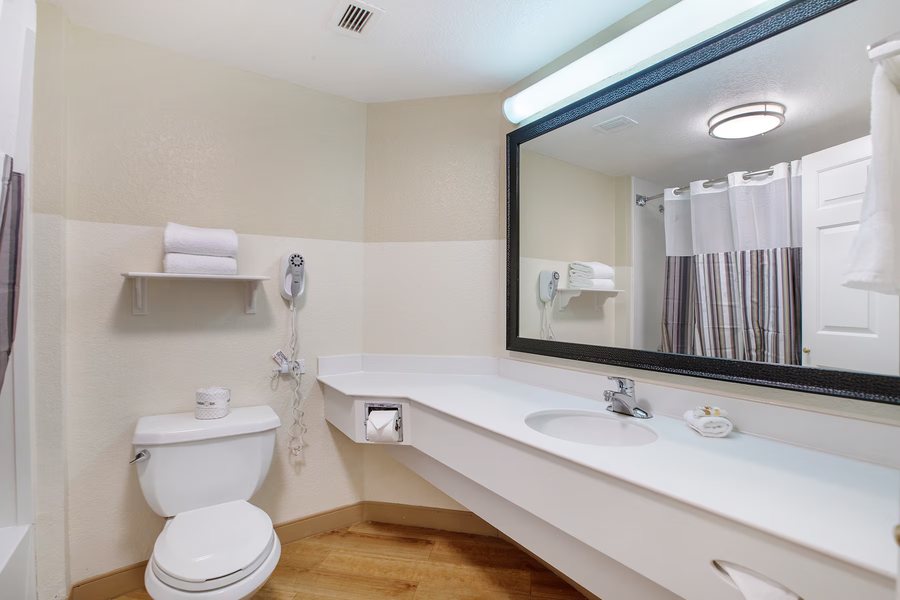 La Quinta by Wyndham Fort Lauderdale Pompano Beach — Bathroom