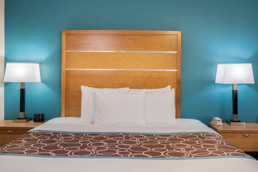 La Quinta by Wyndham Houston Willowbrook Vintage Park — Guest room