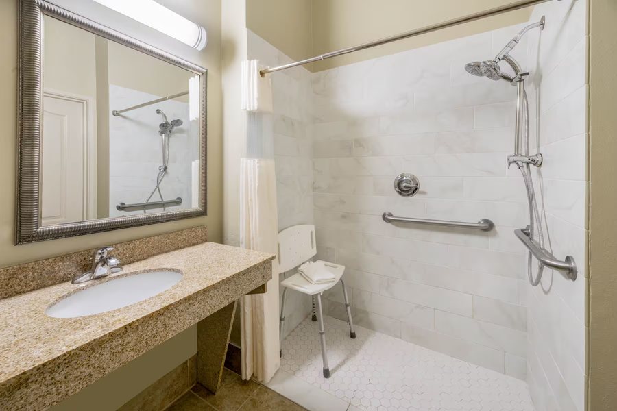 La Quinta by Wyndham Lafayette Oil Center — Bathroom