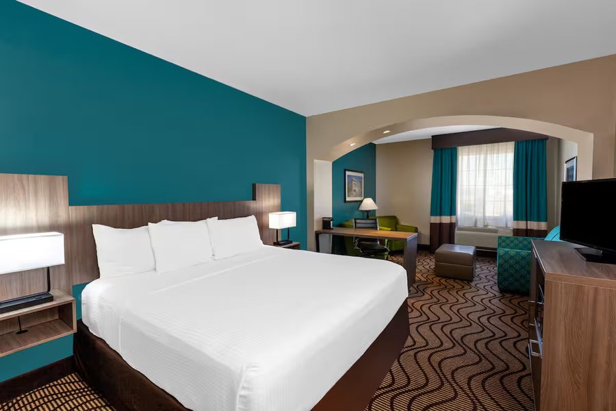 La Quinta by Wyndham Midland North — Guest room