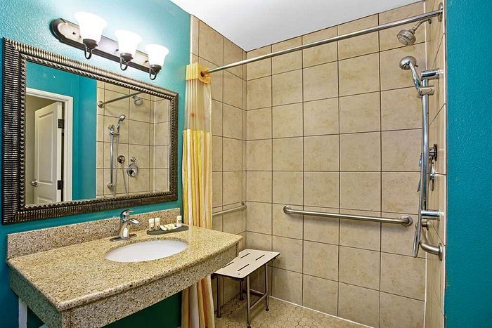La Quinta by Wyndham PCB Coastal Palms — Bathroom