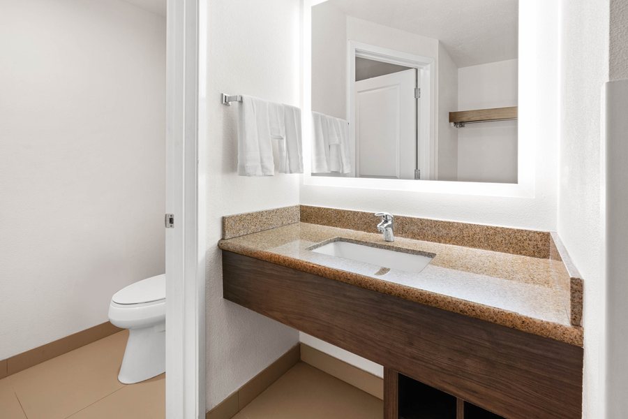 La Quinta by Wyndham Pocatello — Bathroom