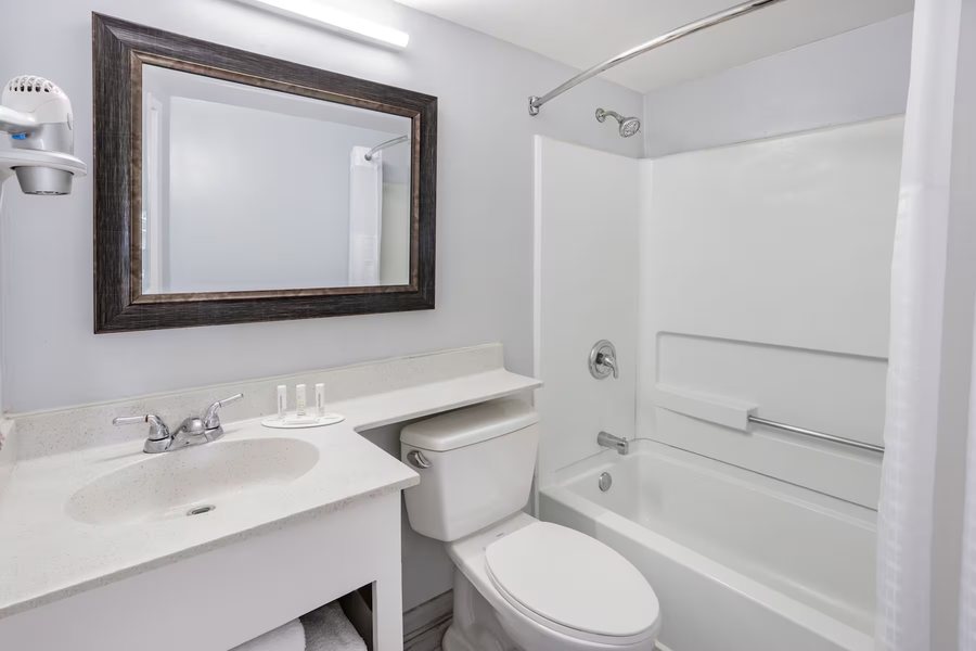 La Quinta by Wyndham Williamsburg Historic Area — Bathroom