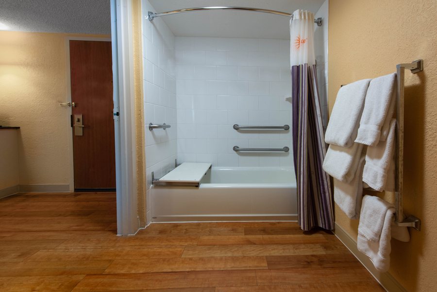 La Quinta East Deerfield Beach Boca Raton — Bathroom