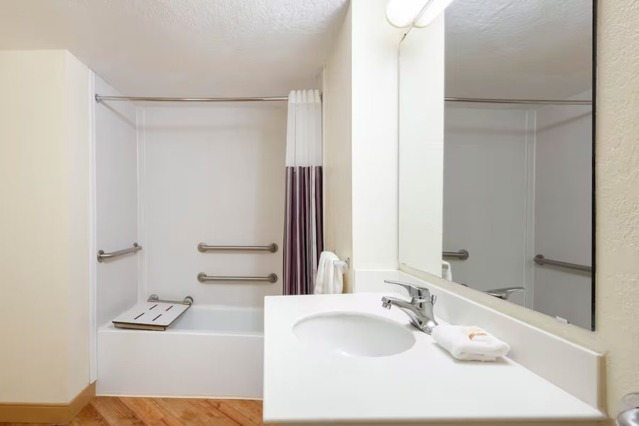 La Quinta I 95 Deerfield Beach — Bathroom