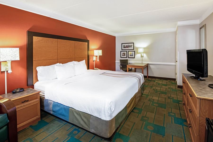 La Quinta Inn by Wyndham Amarillo Mid City — Guest room