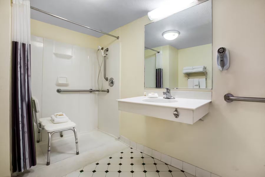 La Quinta Inn by Wyndham Austin Capitol Downtown — Bathroom