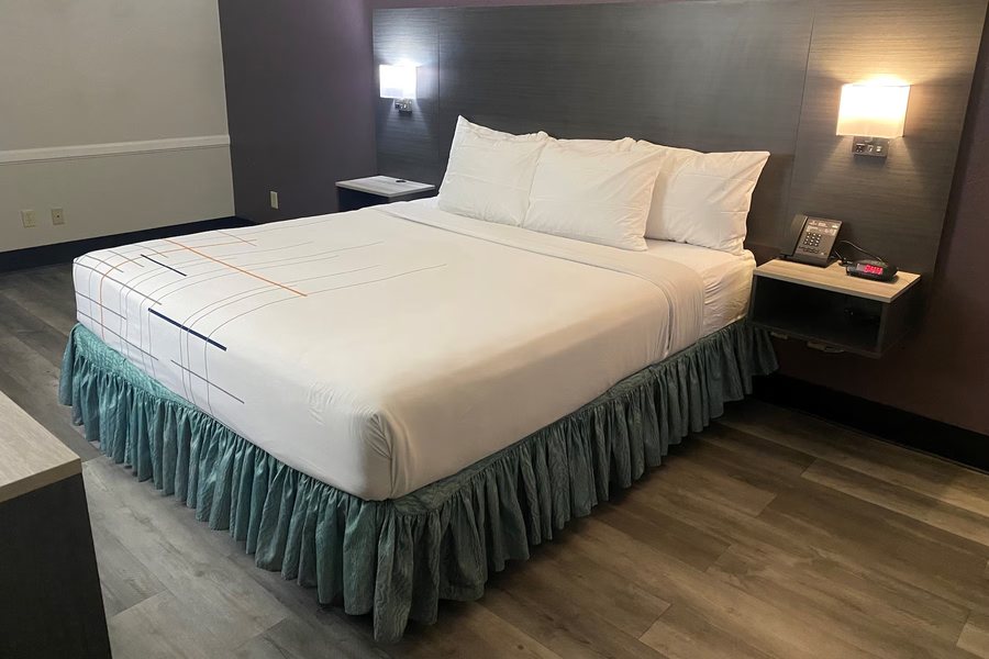 La Quinta Inn By Wyndham Bakersfield South — Guest room