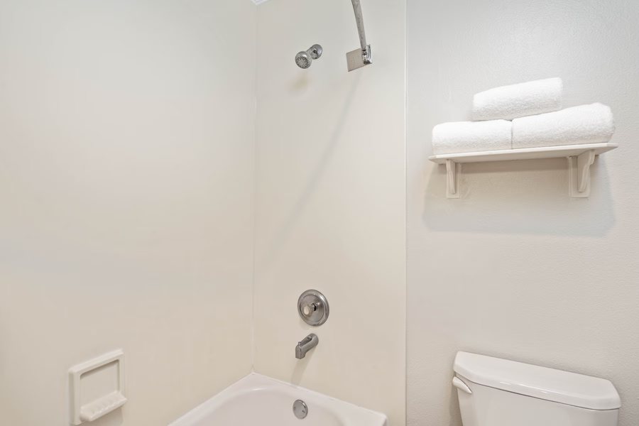 La Quinta Inn by Wyndham Baton Rouge University Area — Bathroom