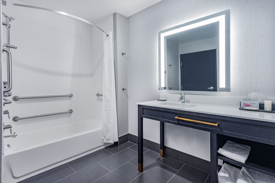 La Quinta Inn by Wyndham Bend — Bathroom