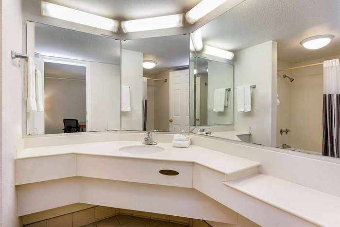 La Quinta Inn by Wyndham Bossier City — Bathroom