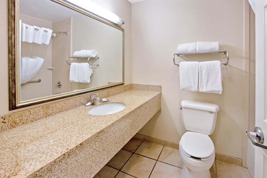 La Quinta Inn by Wyndham Caldwell — Bathroom