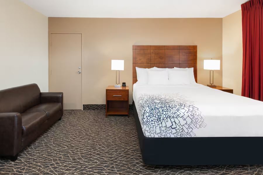 La Quinta Inn by Wyndham Clearwater Central — Guest room