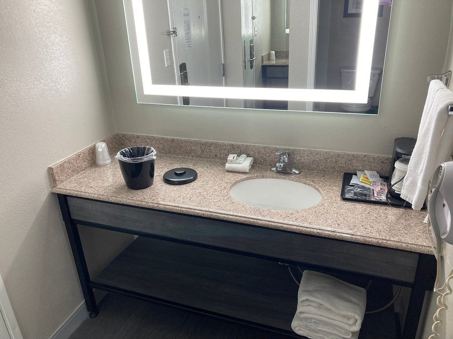 La Quinta Inn by Wyndham Cleveland Independence — Bathroom