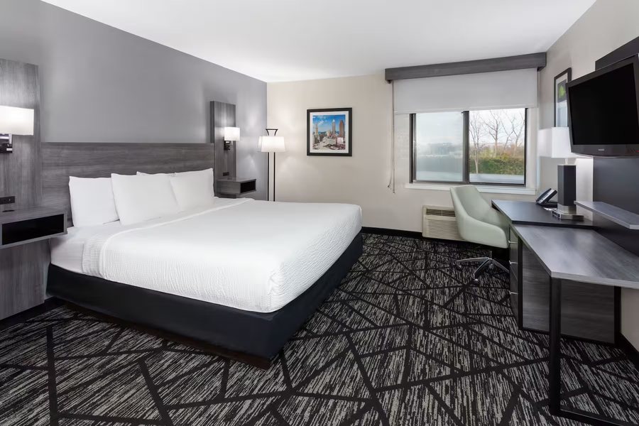 La Quinta Inn by Wyndham Cleveland Independence — Guest room