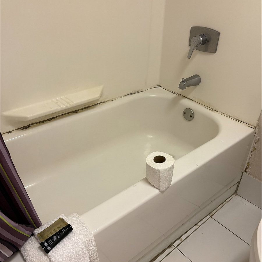 La Quinta Inn By Wyndham Clute Lake Jackson — Bathroom