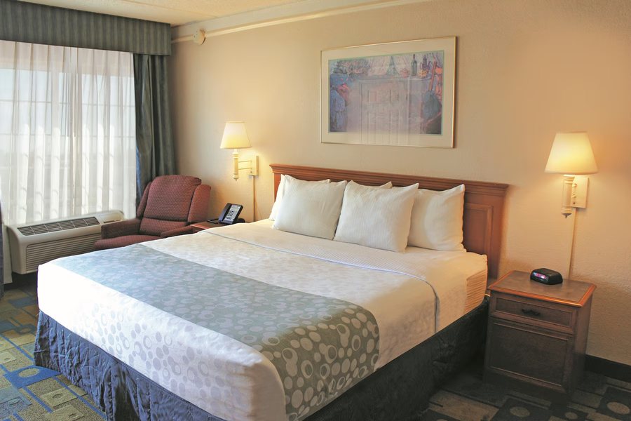La Quinta Inn By Wyndham Clute Lake Jackson — Guest room
