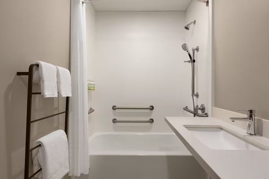 La Quinta Inn by Wyndham Columbia NE Fort Jackson — Bathroom