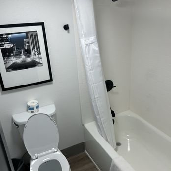 La Quinta Inn By Wyndham Columbia Se Fort Jackson — Bathroom