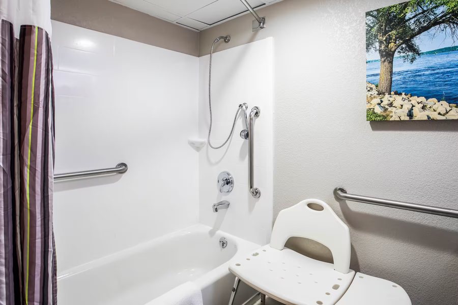 La Quinta Inn by Wyndham Davenport Conference Center — Bathroom