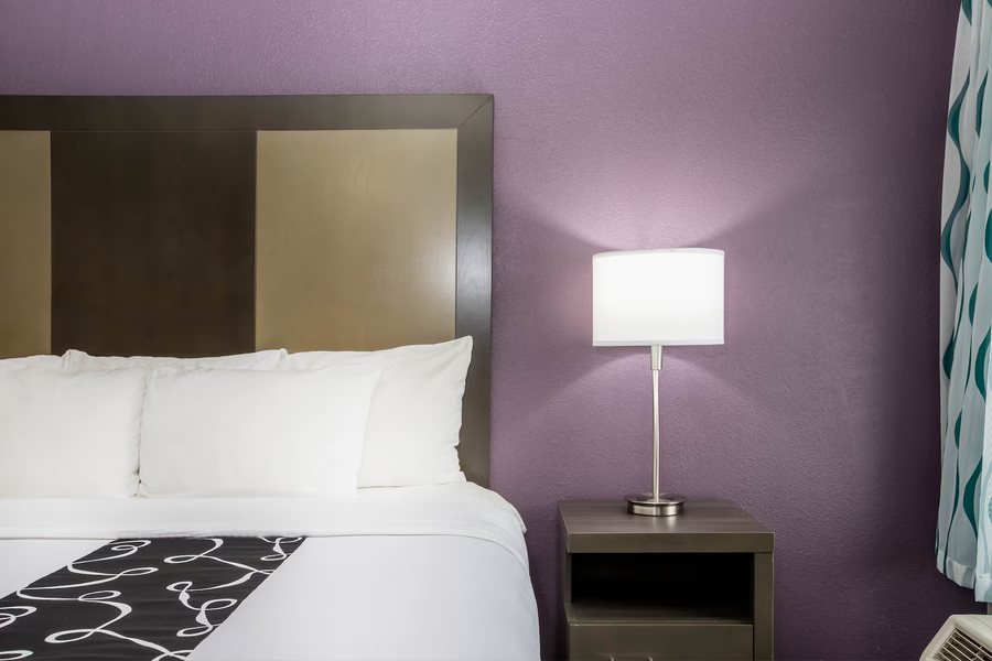 La Quinta Inn by Wyndham Davenport Conference Center — Guest room
