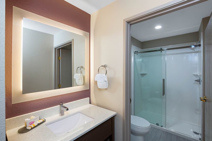 La Quinta Inn By Wyndham El Dorado — Bathroom