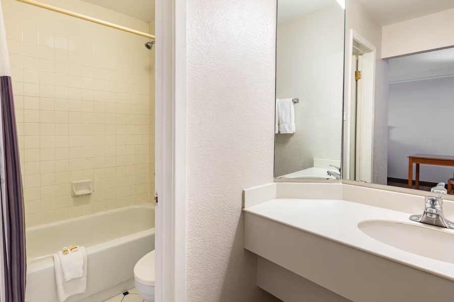 La Quinta Inn by Wyndham El Paso Cielo Vista — Bathroom