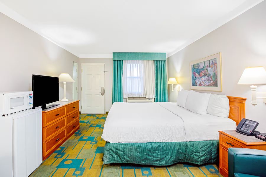 La Quinta Inn by Wyndham El Paso Cielo Vista — Guest room