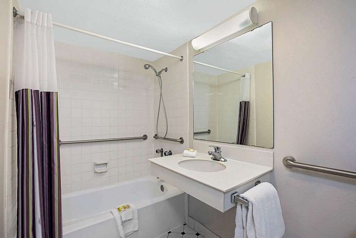 La Quinta Inn by Wyndham El Paso East Lomaland — Bathroom
