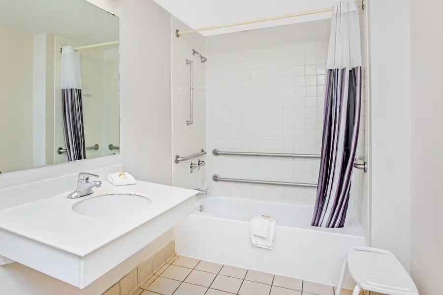 La Quinta Inn by Wyndham El Paso West — Bathroom
