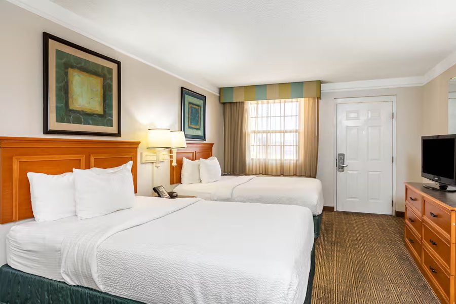La Quinta Inn by Wyndham El Paso West — Guest room