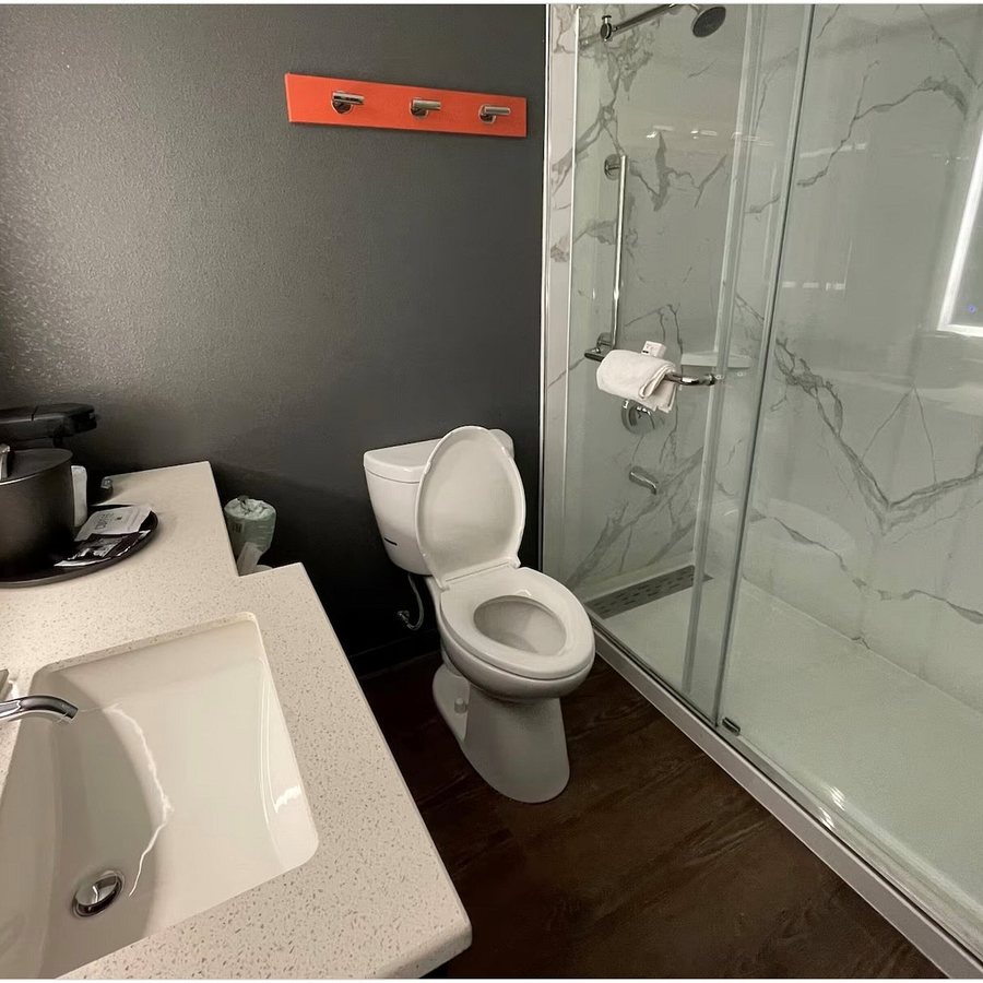 La Quinta Inn by Wyndham Fayetteville I 95 — Bathroom
