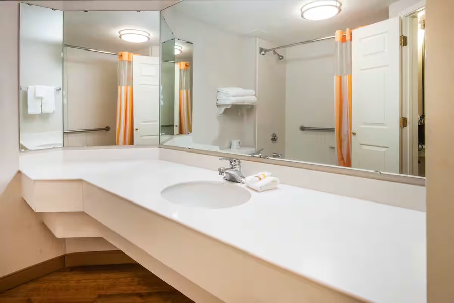 La Quinta Inn by Wyndham Fort Collins Fort Collins Colorado — Bathroom
