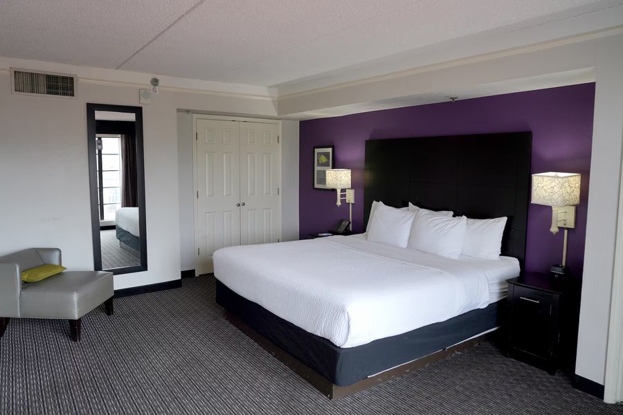 La Quinta Inn by Wyndham Fresno Yosemite — Guest room