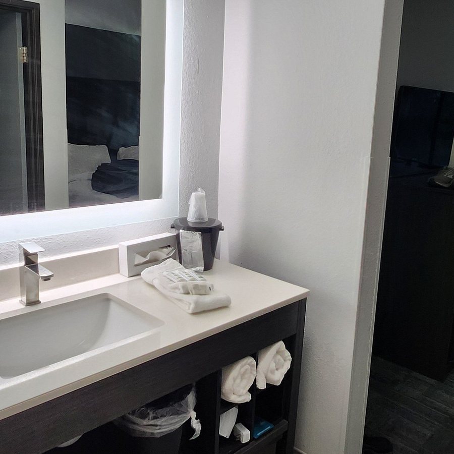 La Quinta Inn by Wyndham Indianapolis Airport Executive Dr — Bathroom