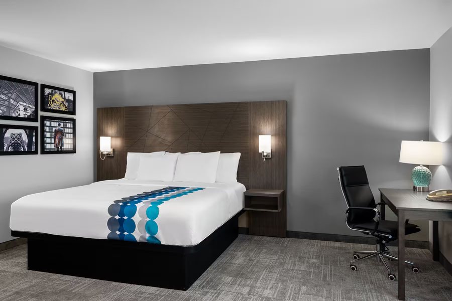 La Quinta Inn by Wyndham Indianapolis Airport Executive Dr — Guest room